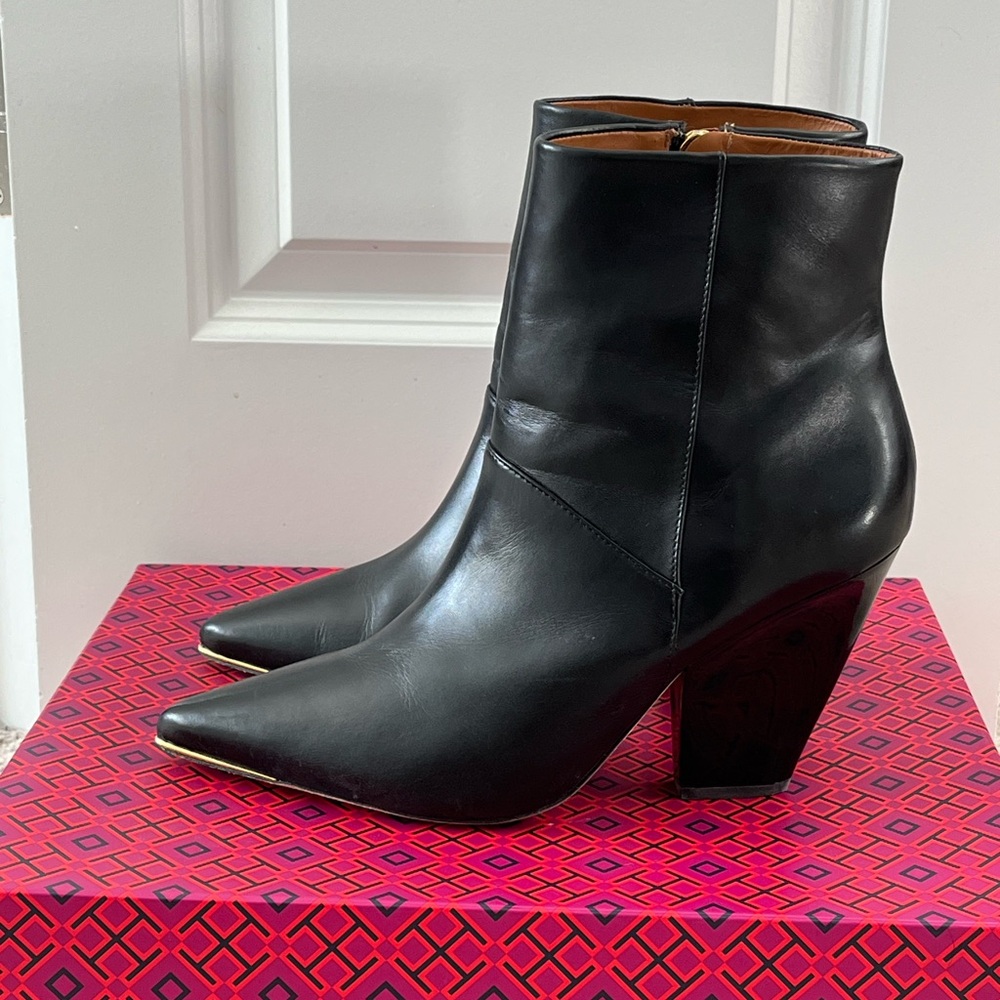 Tory Burch LILA 90MM Zip Up Ankle Bootie
Calf Leather - Picture 3 of 16